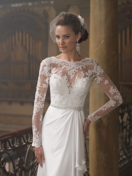 Robe de mariée avec des manches en dentelle