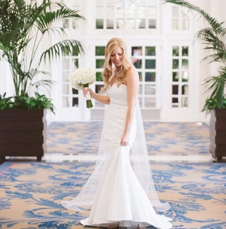 Bouquet de mariée à une robe de mariée avec une taille haute