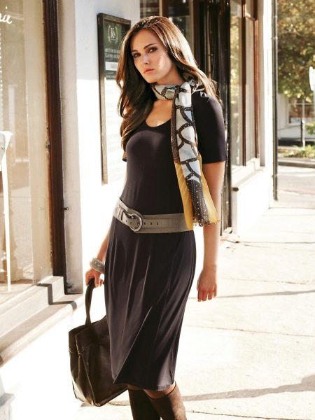 Robe tricotée avec ceinture et écharpe