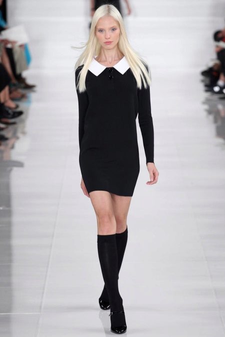 robe tricotée à col blanc