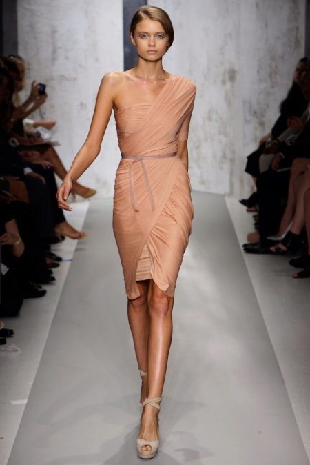 Robe courte avec draperie