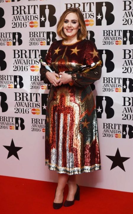 Robe de printemps fermée pour les pleines