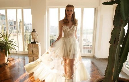 Robe de mariée avec des fleurs