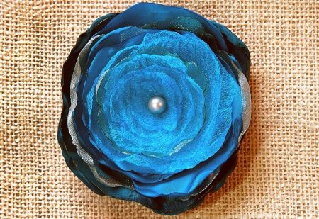 Flor de organza em camadas