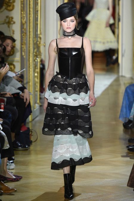 Robe en cuir avec un corset