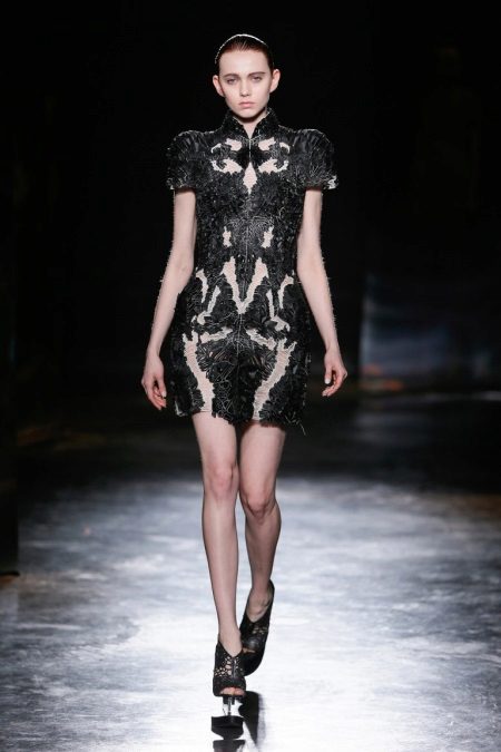 Robe de soirée en cuir perforée