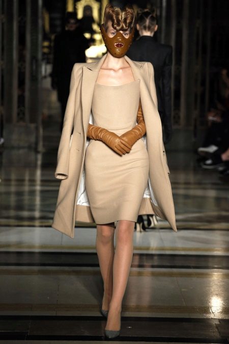 Robe en cuir beige