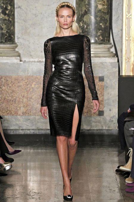 Robe en cuir avec une manche transparente