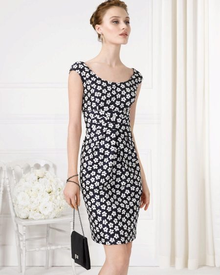 Robe d'été dans le style de Chanel noir et blanc