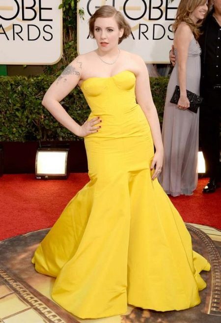Robe longue taille basse et jupe évasée