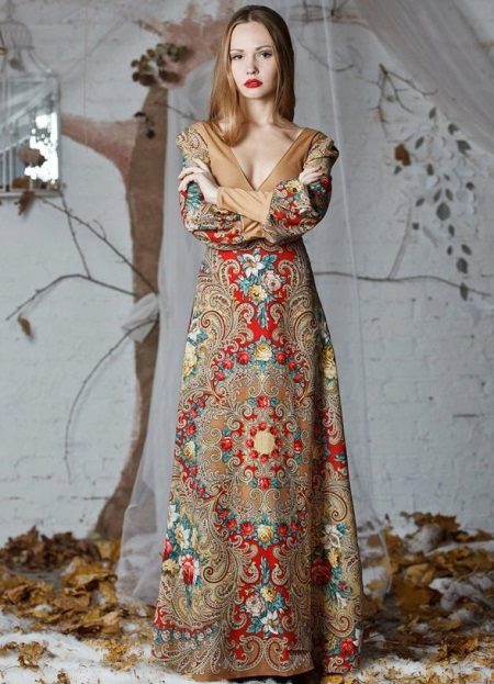 Robe de foulards Pavlopozadsky avec un décolleté profond