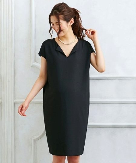 Robe habillée noire avec col en V
