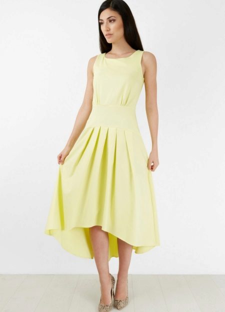 Robe taille basse avec une jupe asymétrique moelleuse
