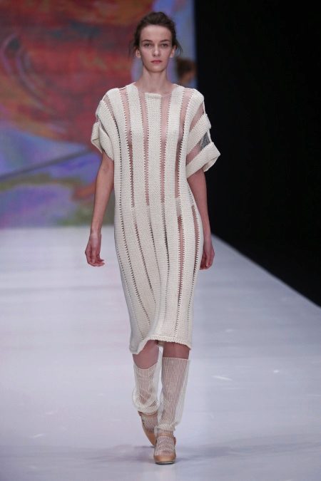 Robe en laine à manches courtes