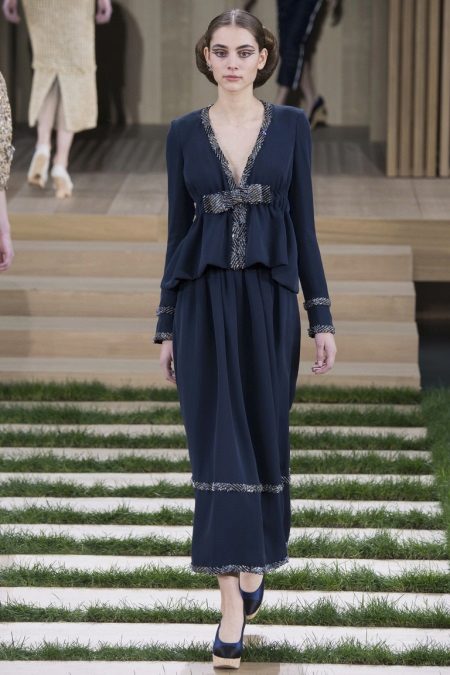 Robe en laine à encolure triangulaire