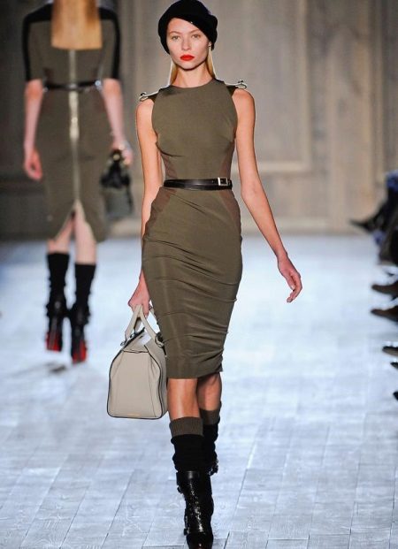 Accessoires à la robe de style militaire