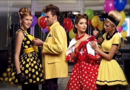 Robe rétro au bal de promo au pois