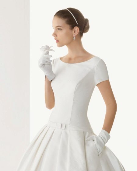 Robe de mariée à manches courtes et gants