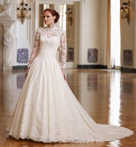 Robe de mariée avec des manches en dentelle