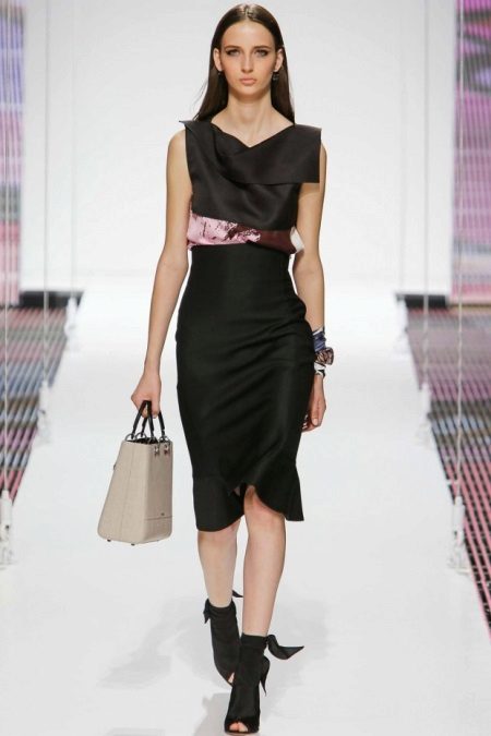 Vestido preto em linha reta