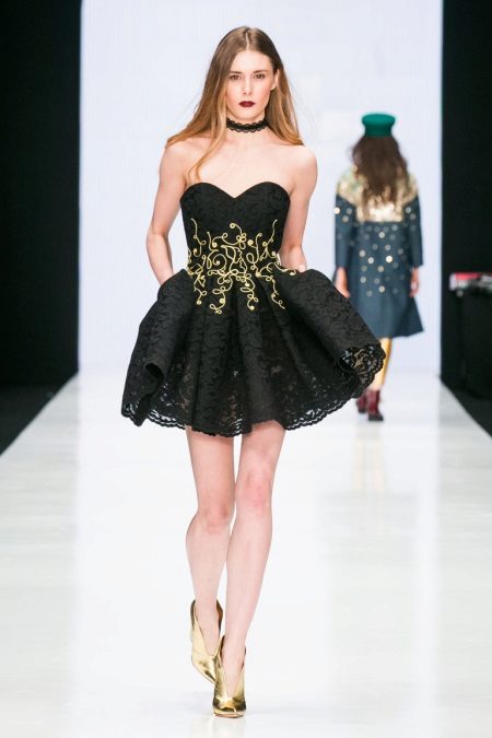 Bijoux pour une robe courte moelleuse