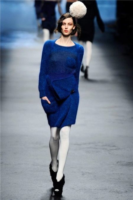 Collants blancs à une robe bleue