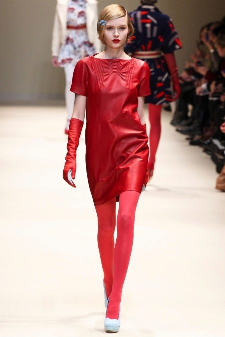 Collants roses à une robe en cuir rouge