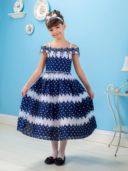 Robe élégante pour la fille aux petits pois