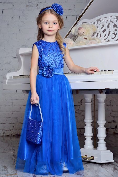 Robe élégante dans un sol bleu pour la fille