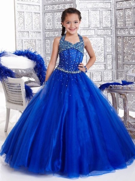 Robe magnifique court pour la fille de 11 ans dans un sol
