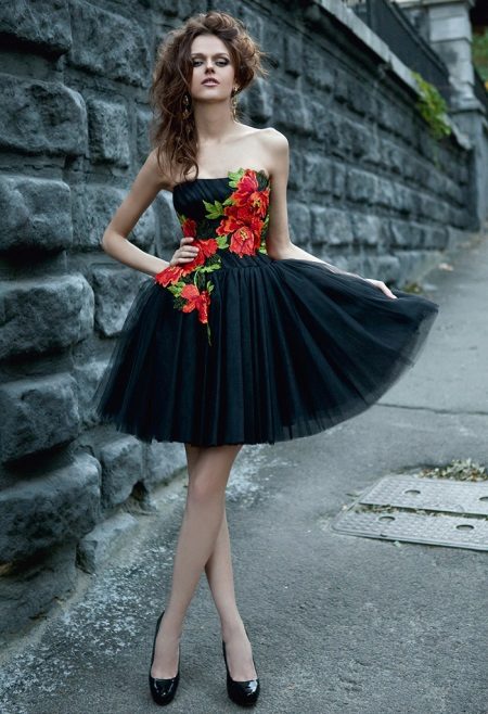 Belle robe noire à fleurs rouges pour une adolescente