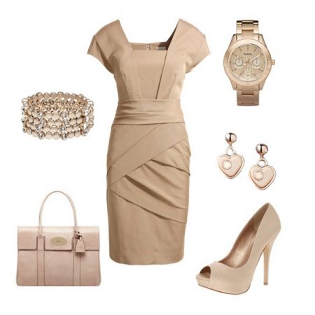 Accessoires beiges à la robe beige