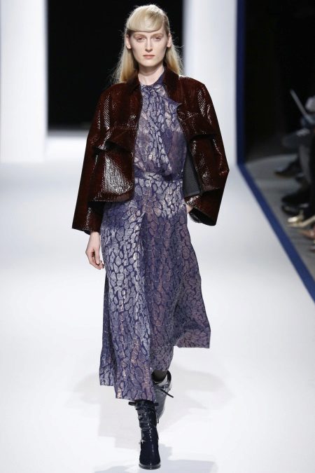 Veste en cuir marron à une robe longue