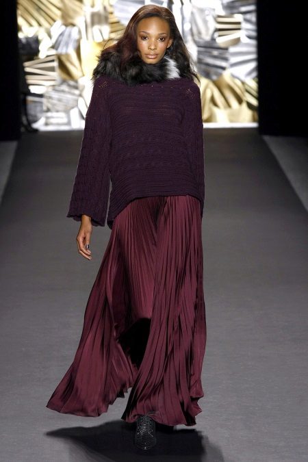 Pull à une longue robe d'automne