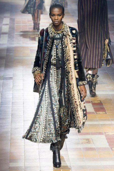 Veste et chaussures à une longue robe de printemps