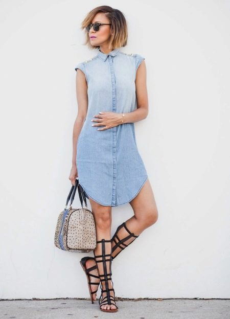 Gladiateurs à une robe chemise en jean