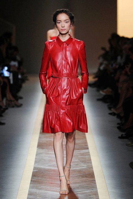 Bijoux pour une robe en cuir rouge