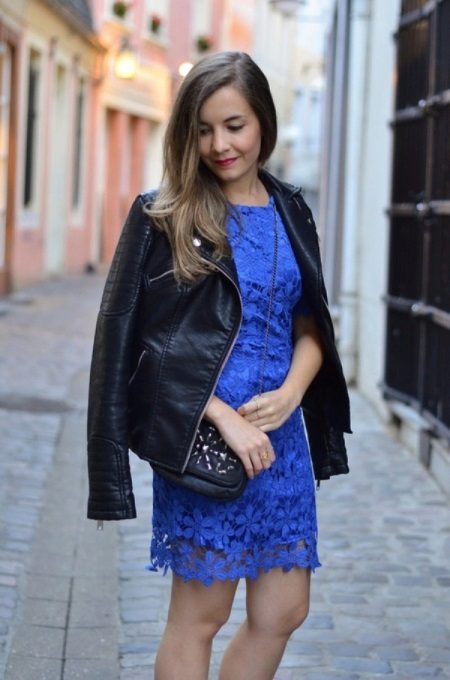 Robe en dentelle bleue avec veste noire