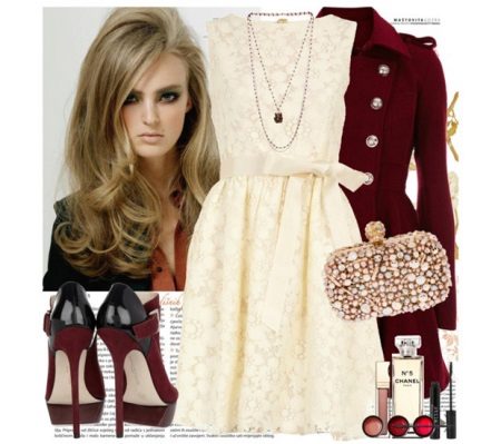 Robe en dentelle blanche avec accessoires bordeaux