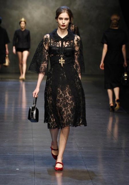 Robe en dentelle noire avec des chaussures rouges