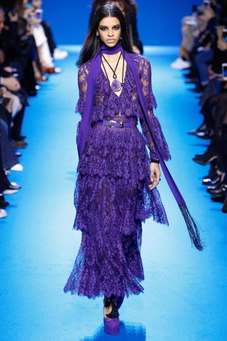 Robe en dentelle lilas avec accessoires ton sur ton