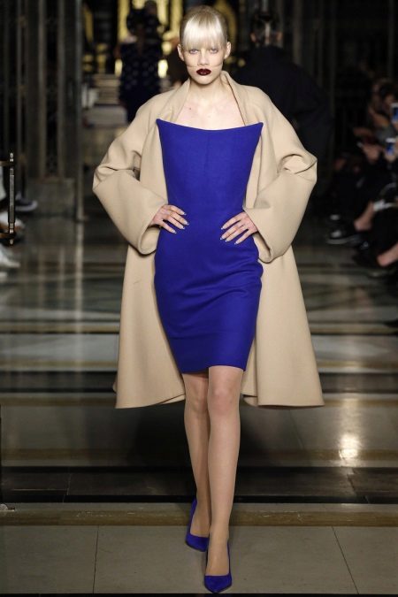 Manteau à une robe bleue