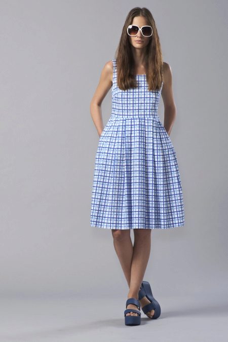 Chaussures pour une robe courte dans une cage