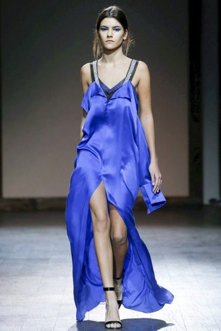 Accessoires à la robe bleue au sol