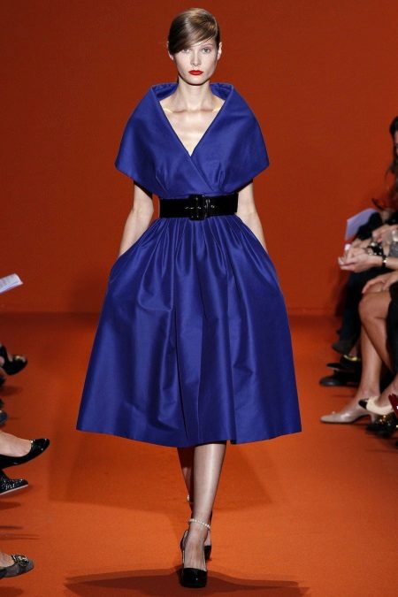 Ceinture noire à la robe bleue