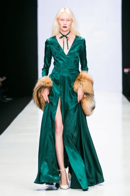 Sapatos brancos para vestido verde