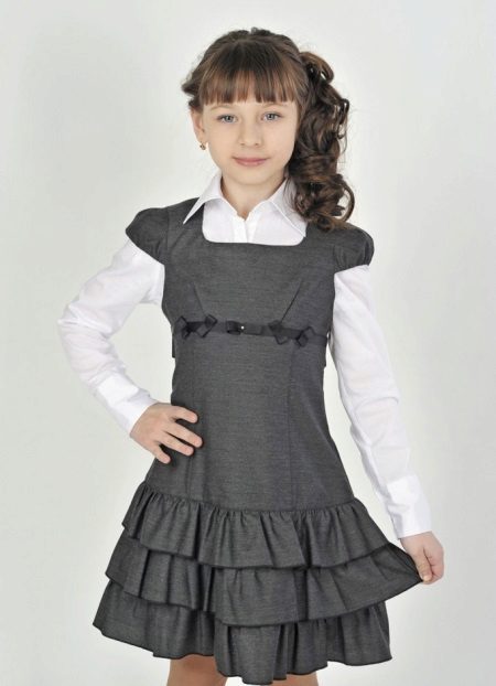 Robe d'école pour les filles avec des ailes de manches