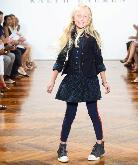 Sneakers pour la robe d'école pour les filles