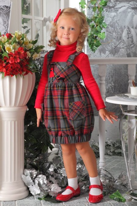 Robe d'été tricotée pour la fille