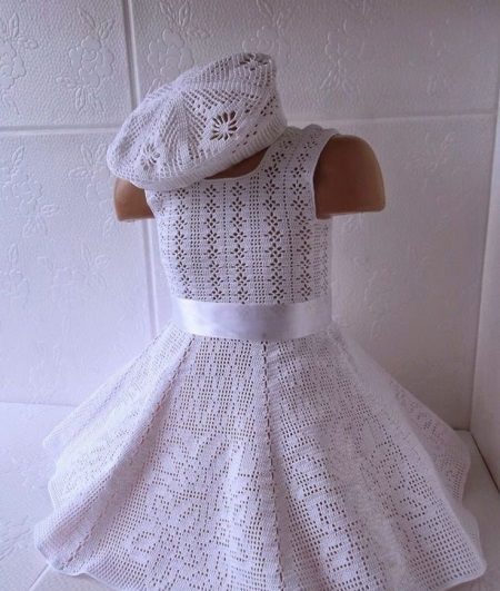 robe tricotée pour les filles avec un motif de filet